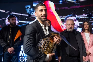 Ilia Topuria muestra el cinturón de campeón de la UFC en la rueda de prensa en el Hotel Rosewood Villa Magna.