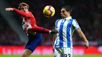 GRAF6428. MADRID, 27/10/2018.- El delantero francés del Atlético de Madrid Antoine Griezmann (i) lucha el balón con Luca Sangalli, de la Real Sociedad, durante el partido de la décima jornada de Liga en Primera División