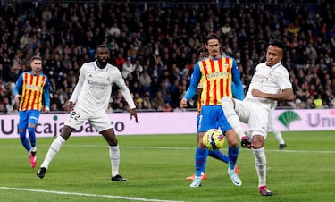 Militao controla el balón.