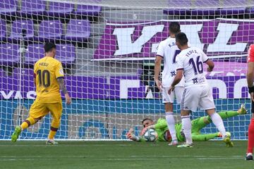 El portero del Valladolid, Jordi Masip, atrapa una ocasión del jugador del Barcelona, Messi. 