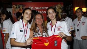 DESTACADAS. Ángela Salvadores y Maite Cazorla, líderes de la Sub-17, con Ana Muñoz (CSD).