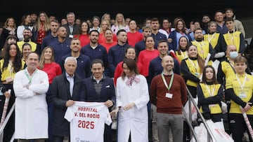 El Sevilla visitó el hospital Virgen del Rocío.