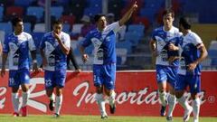 Riquelme festeja con el brazo en alto uno de sus tres goles en Antofagasta.