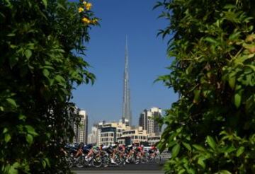 El pelotón a su paso por el rascacielos Burj Khalifa durante la segunda etapa del Tour de Dubái.