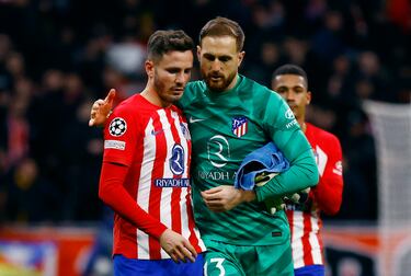 Jan Oblak y Saúl Ñíguez al finalizar el encuentro.