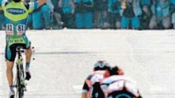 <b>ESPECTADOR. </b>Valverde, que supera a Schleck, presencia de cerca como el italiano Danilo di Luca disfruta de su momento de gloria.