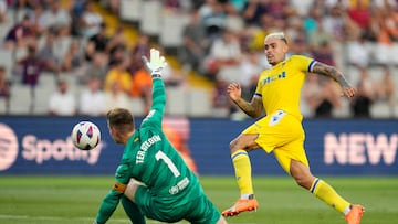 BARCELONA 20/08/2023.- El guardameta alemán del FC Barcelona Marc-Andre ter Stegen (i) desvía un balón disparado por Roger MArtí, delantero del Cádiz durante el partido que enfrenta este domingo al FC Barcelona y al Cádiz CF en la segunda jornada de LaLiga en el Estadio Olímpico de Barcelona. EFE/ Alejandro García