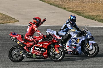 Marc M¨¢rquez y ?lex M¨¢rquez tras acabar la carrera.