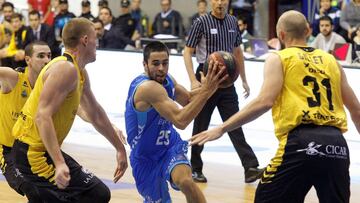 GRAF6326. BURGOS, 25/11/2018.- Alex López, del San Pablo Burgos, con el balón ante la defensa de Pierre Gillet y Luca Staiger, del Iberostar Tenerife, durante el partido deladécima jornada de Liga que disputan en el Coliseum Burgos. EFE/Santi Otero