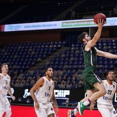 Osetrowski y Caupain aniquilan al Unicaja, que acaba 2º de su grupo