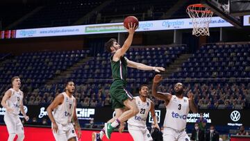 Osetrowski y Caupain aniquilan al Unicaja, que acaba 2º de su grupo