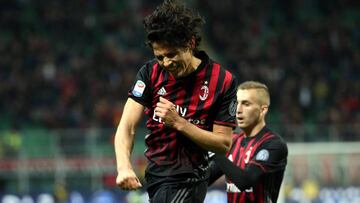Milan (Italy), 18/03/2017.- Ac Milan' midfielder Matias Fernandez jubilates after scoring the 1-0 during the Italian serie A soccer match between Ac Milan and Genoa Cfc at Giuseppe Meazza stadium in Milan, Italy, 18 March 2017. (Génova, Italia