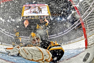 En la imagen, Tim Stützle, de los Ottawa Senators, marca ante el portero letón Arturs Silovs, de los Pittsburgh Penguins, que solo puede mirar con impotencia el puck ya dentro de su portería. Éste sería el segundo gol del equipo canadiense, que marcaría una vez más y acabaría llevándose la victoria de Pittsburgh por un ajustado 3 a 2. 

