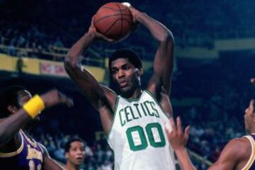 Otra leyenda del baloncesto, Robert Parish, se retiró a los 43 años.