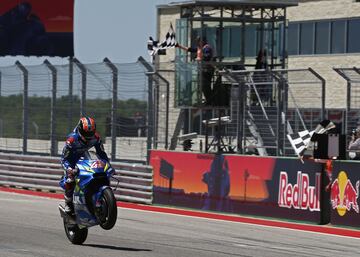 Álex Rins consiguió su primera victoria en Moto GP tras ganar un duelo con el piloto italiano Valentino Rossi y aprovechar la caída de Marc Márquez.