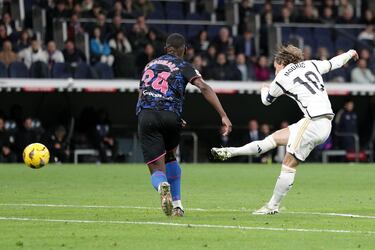 Un golazo de Modric con Topuria de testigo desbarató el ejercicio defensivo de Quique Sánchez Flores. Su derecha eterna impidió que la Liga se reactivase. Sergio Ramos fue pitado.