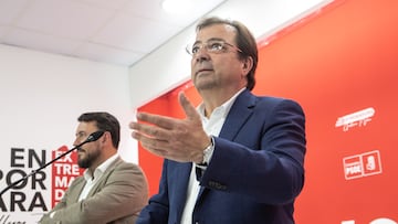 El presidente extreme?o en funciones, Guillermo Fern¨¢ndez Vara, interviene durante una rueda de prensa tras la reuni¨®n del Comit¨¦ Ejecutivo Regional del PSOE de Extremadura, en la sede regional del PSOE, a 30 de mayo de 2023, en M¨¦rida, Badajoz, Extremadura (Espa?a). Durante la reuni¨®n de la Comisi¨®n Ejecutiva Regional han analizado los resultados de las elecciones auton¨®micas del pasado 28 de mayo despu¨¦s de que el PSOE ganara los comicios en n¨²mero de votos pero obtuviera el mismo n¨²mero de diputados que el PP, 28 cada uno, lo que permite al PP sumar la mayor¨ªa necesaria para gobernar con los cinco parlamentarios de VOX. Tras los resultados, el secretario general del PSOE de Extremadura y presidente en funciones de la Junta, solicit¨® ayer, 29 de mayo, su reingreso en su puesto como m¨¦dico forense.
30 MAYO 2023
Jorge Armestar / Europa Press
30/05/2023