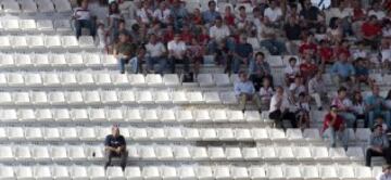 OCTUBRE 2014. El hombre que no temía al sol de Sevilla. Encuentro de primera división entre el Sevilla y el Deportivo de la Coruña. 