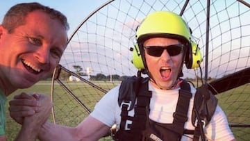 El youtuber Grant Thompson, conocido como The King of Random en YouTube, practicando parapente a motor.