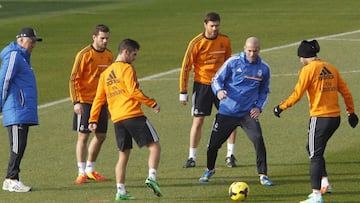 11/01/14 REAL MADRID Entrenamiento
Grupo CARLO ANCELOTTI - ZINEDINE ZIDANE - NACHO FERNANDEZ - CARVAJAL - XABI ALONSO - JESE RODRIGUEZ