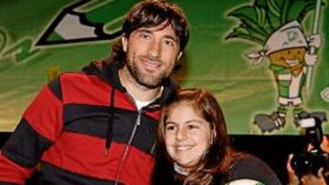 <b>CON LOS NIÑOS. </b>El argentino Pavone se fotografió junto a una niña bética el pasado viernes.
