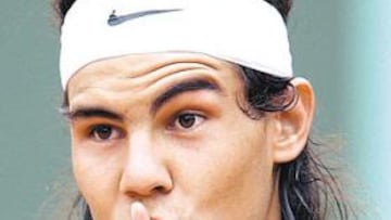 <b>SILENCIO, POR FAVOR. </b>Rafa Nadal intentó acallar al enfervorecido público francés.