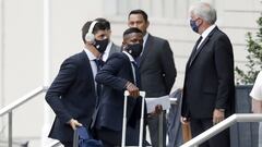 Thibaut Courtois y Vinicius, en la llegada del Real Madrid al hotel The Lowry de M&aacute;nchester.