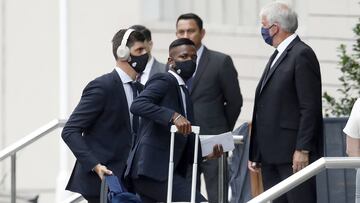Thibaut Courtois y Vinicius, en la llegada del Real Madrid al hotel The Lowry de M&aacute;nchester.