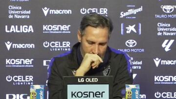 Vicente Moreno muy afectado durante la rueda de prensa.