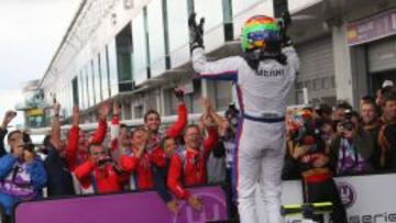 Merhi celebra con su equipo el &eacute;xito en Alemania.