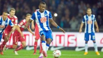 Salomon Kalou tira el penalti para marcar el primer de sus dos goles en la victoria del Hertha ante el Stuttgart (3-2).