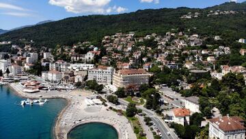 Las recientes decisiones de Austria e Italia de catalogar a Croacia como país de alto riesgo epidemiológico a partir de este lunes han desencadenado un auténtico "éxodo" de viajeros que abandonan el país balcánico, altamente dependiente del turismo, y el cierre de algunos hoteles. EFE/EPA/ANTONIO BAT/Archivo