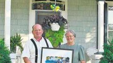 <b>SUS PADRES. </b>Paul y Arlene posan en su casa de Farmersville.