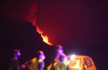 La lava del volcán de La Palma ha llegado al mar en la costa del municipio de Tazacorte. Se ha precipitado de un acantilado de cerca de 100 metros de altura. Las nubes tóxicas que genera el magma al contacto con el agua del mar suponen la gran preocupación de las autoridades.
