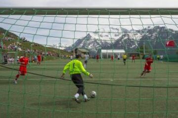 En el "Ottmar Hitzfeld GsponArena", en Gspon, en los Alpes suizos se encuentra un campo de fútbol situado a 2.000 metros sobre el nivel del mar.