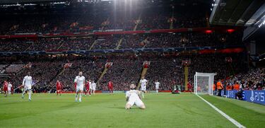 2-5. Karim Benzema celebra el quinto gol que marca en el minuto 66.