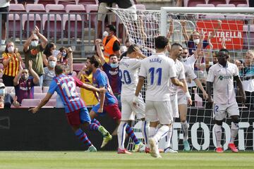 Sergi Roberto anotaba el primer gol del partido tras un pase raso de Jordi Alba y colocaba el 1-0 en el marcador.