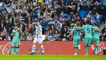 Real Sociedad 1-2 Barcelona | Perfecto pase de Busquets para Messi a la espalda de la defensa que le dejó solo ante Remiro, pero cedió la pelota a Suárez para que la empuje a placer.