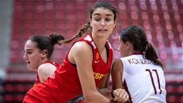 Marina Mata ante Letonia en el Eurbasket Sub-18.