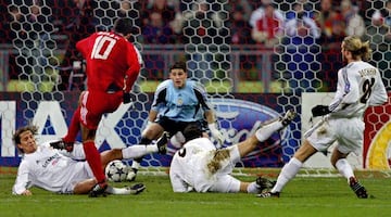 Makaay chuta a portería durante el Bayern vs Real Madrid de Champions.