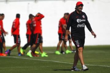 Futbol, entrenamiento seleccion chilena.
El entrenador de la seleccion chilena Juan  Antonio Pizzi, dirige durante  el entrenamiento matutino en el complejo deportivo Juan Pinto Duran de Santiago, Chile.
20/03/2017