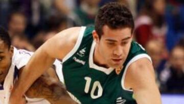 <b>SE MARCHA.</b> El base Carlos Cabezas anunció hoy que no continuará en el Unicaja de Málaga, con el que ha acabado contrato y en el que no se sentía "valorado", recalcando que ha sido "el propio mercado" quien le ha "empujado" a tomar esta decisión.