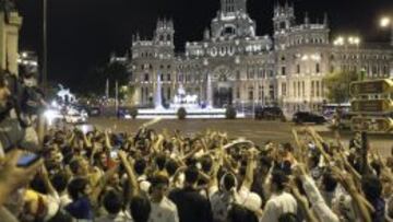 Aficionados del Real Madrid celebran en la madrileña plaza de Cibeles la victoria de su equipo ante el Bayern de Múnich, tras el partido de Liga de Campeones disputado esta noche en el estadio Allianz Arena, en Múnich.