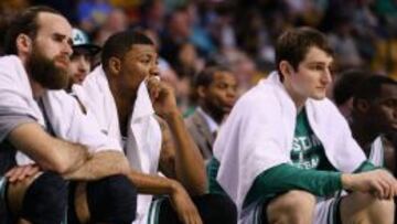 Luigi Datome, Marcus Smart y Tyler Zeller, cabizbajos en el banquillo.