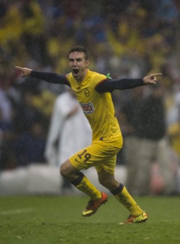 Fue el anotador del penal definitivo en la tanda de penales de la Gran Final entre América y Cruz Azul. Fue Campeón con Las Águilas y se convirtió en referente del club.