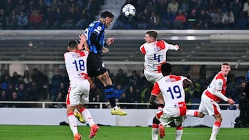 BERGAMO (Italy), 22/10/2025.- Atalanta's Gianluca Scamacca (2-L) in action during the UEFA Champions League soccer match between Atalanta BC and SK Slavia Praha, in Bergamo, Italy, 22 October 2025. (Liga de Campeones, Italia) EFE/EPA/MICHELE MARAVIGLIA