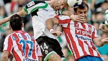 <b>CONTUNDENCIA. </b> Los dos equipos mostraron su fuerza y empuje a lo largo de todo el partido. Pinillos se adelanta a Bilic en un lance del encuentro.