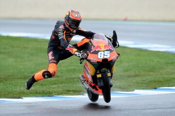 Xabi Zurutuza cayó al asfalto durante los entrenamientos de Moto3.