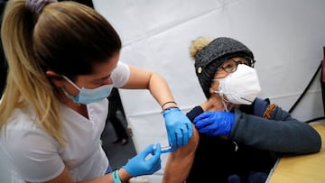 FILE PHOTO: A healthcare worker administers a shot of the Moderna COVID-19 Vaccine to a woman at a pop-up vaccination site operated by SOMOS Community Care during the coronavirus disease (COVID-19) pandemic in Manhattan in New York City, New York, U.S., January 29, 2021. REUTERS/Mike Segar/File Photo