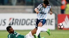 Soccer Football - Copa Libertadores - Brazil&#039;s Palmeiras v Argentina&#039;s Atletico Tucuman - Allianz Parque stadium stadium, Sao Paulo, Brazil - 24/5/17 - Leonel Di Palacio (R) of Atletico Tucuman and Thiago Santos of Palmeiras in action.  REUTERS/